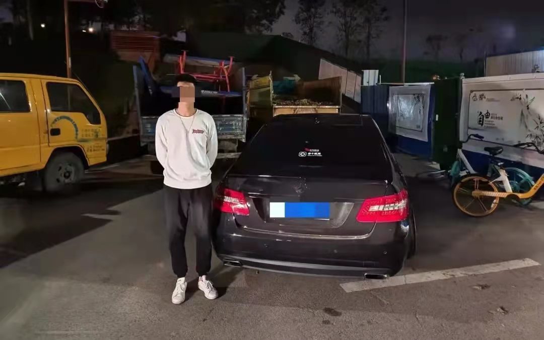 男子駕駛經(jīng)過改裝的小車參加聚會，被當場查獲。通訊員供圖